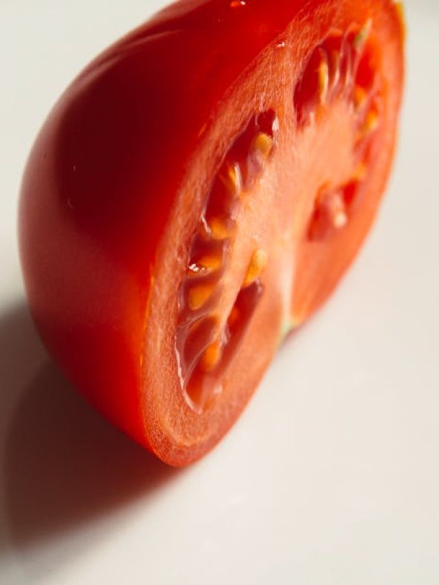 এক টুকরো টমেটো, তাতেই ঝকঝক করবে বাথরুমের প্রতিটি কোণ