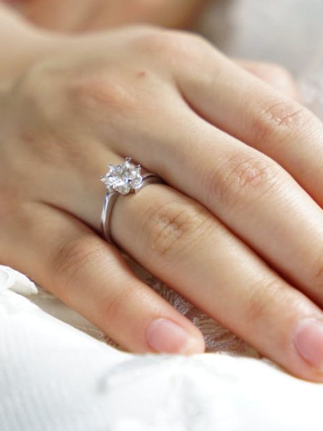 এই আঙুলে আংটি পরলেই সর্বনাশ, গরীব করে ছাড়ে