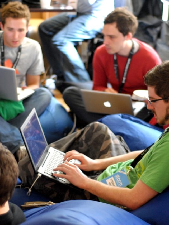 সাবধান! বাবা হওয়ার স্বপ্নে কাঁচি করতে পারে আপনার সাধের  ল্যাপটপ