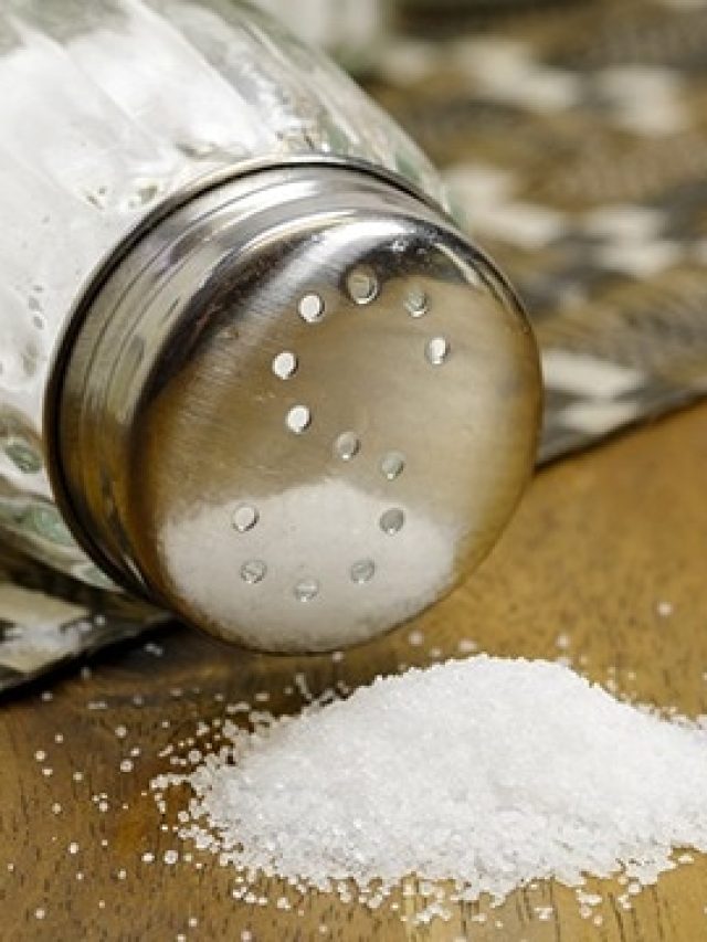 ভুলে ২ বার নুন দিয়ে ফেলেছেন রান্নায়? সামাল দিন ৫ ট্রিকসে