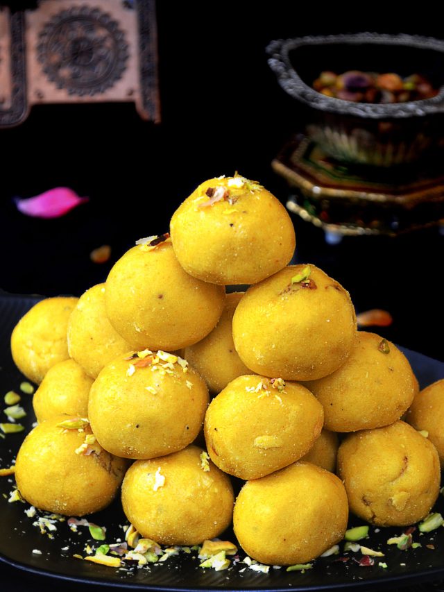 গণেশ চতুর্থীতে বাড়িতেই বানান দোকানের মতো বেসনের লাড্ডু, খুব সহজ রেসিপি