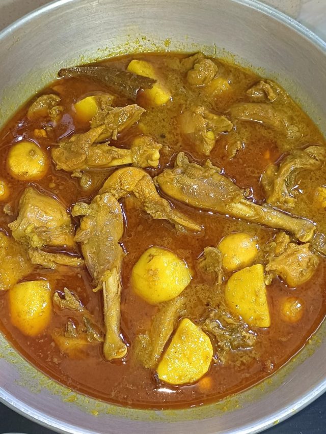 আলু-পেঁপে দিয়ে দেশি মুরগির ঝোল, খেলেই শরীরে জোর পাবেন