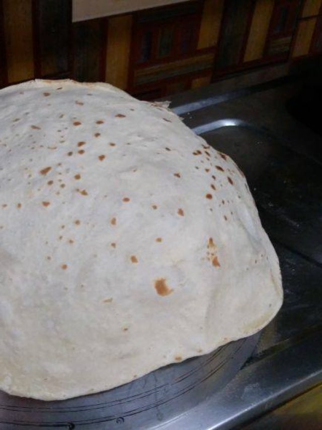 দোকানের মতো নরম রুমালি রুটি বানানোর কায়দা জানেন? শিখে নিন