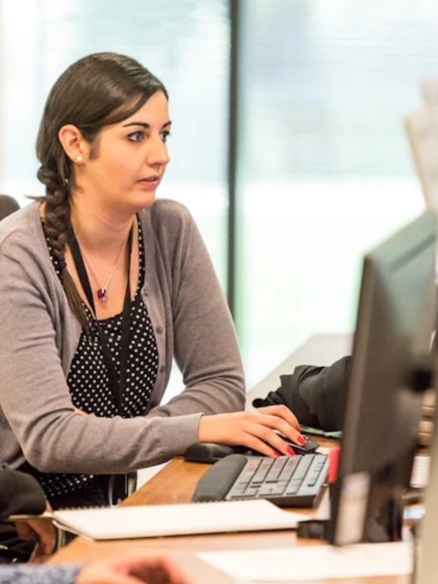 অফিসের ডেস্কে  এই দিকে মুখ করে বসুন, দ্রুত আসবে কাঙ্খিত সাফল্য