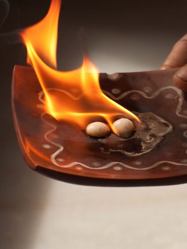 টাকার টানে ইতি পড়বে , শুধু এই দিন এভাবে পোড়ান কর্পূর-লবঙ্গ