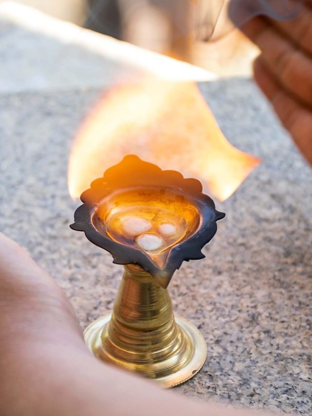 কর্পূরের সঙ্গে ক'টা লবঙ্গ পোড়ালে আসে টাকা? বড়লোক হতে জেনে নিন