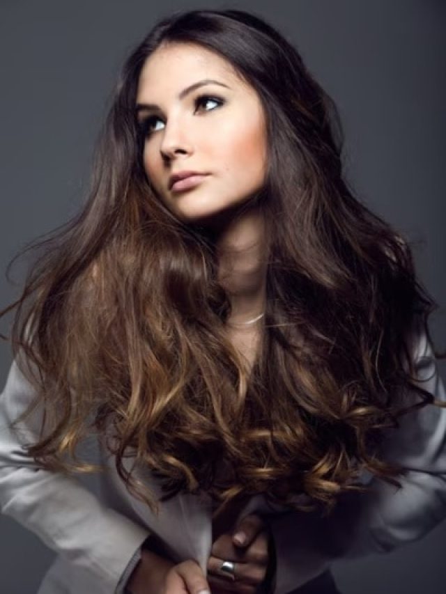 घुटनों तक लंबे हो सकते हैं बाल, बस इन 6 चीजों से फटाफट बना लें दूरी