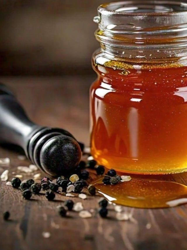 शहद में काली मिर्च मिलाकर लेने से मिलते हैं चमत्कारी फायदे, बस जान लें खाने का सही समय