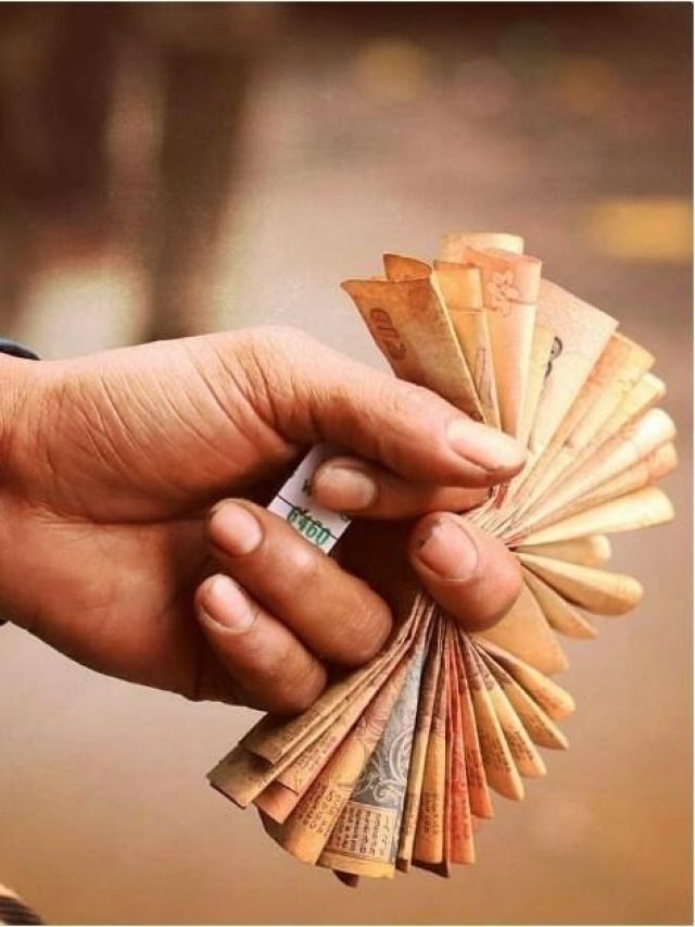 বাসের কন্ডাক্টরদের আঙুলের ফাঁকে টাকা থাকে কেন? জানলে চমকে যাবেন