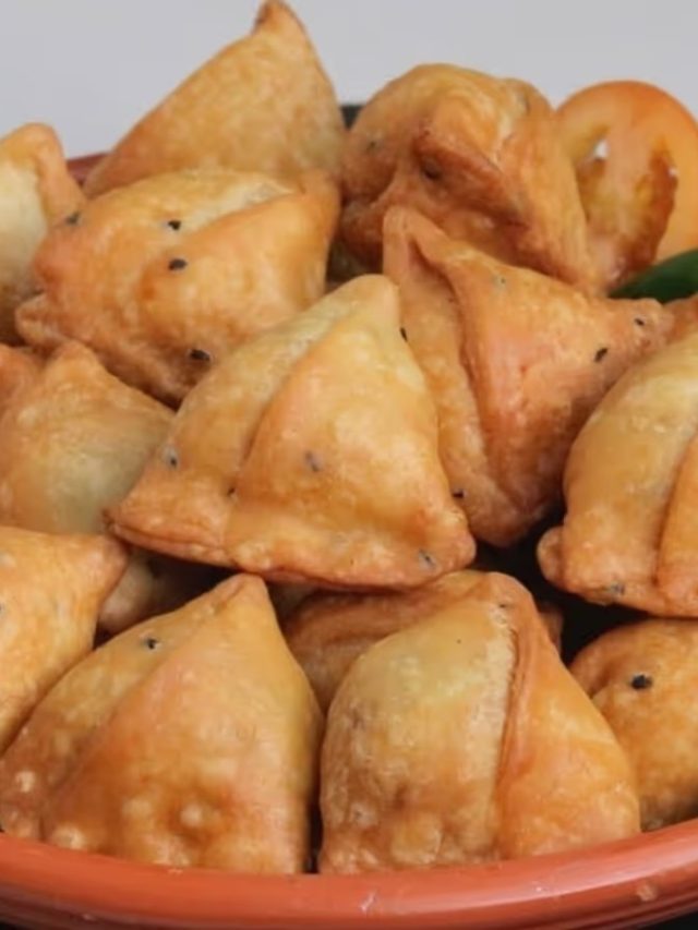 বিদেশেও জনপ্রিয় সিঙাড়া, কিন্তু কী বলে চাইবেন দোকানে, এর ইংরেজি জানেন?