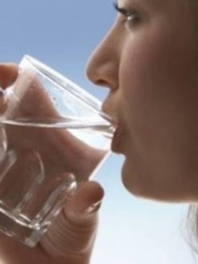 সকালে ব্রাশ করার আগে জল খেলে কী হয়? জানুন