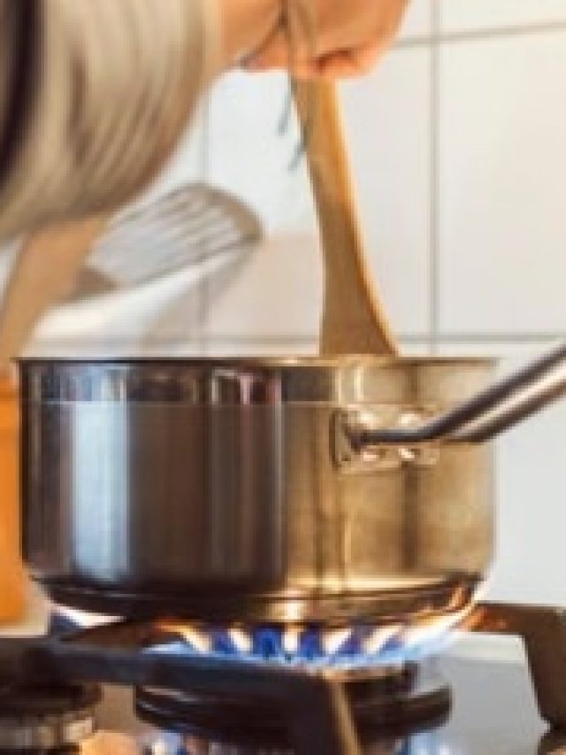 ভুলেও এই খাবারগুলি গরম করে খাবেন না, পই পই করে বলছেন বিশেষজ্ঞরা