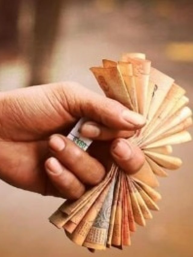 আঙুলের ফাঁকে বাস কন্ডাক্টররা নোট রাখেন কেন? আসল কারণ জানেন কি