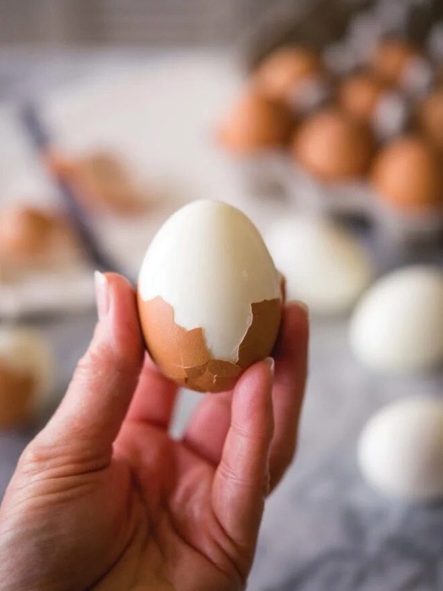 ভাঙবে না, এভাবে ছাড়ান সেদ্ধ ডিমের খোসা