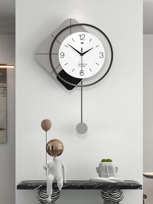 ভুলেও দেওয়াল ঘড়ি এদিকে রাখবেন না, কাঙাল হতে সময় লাগবে না