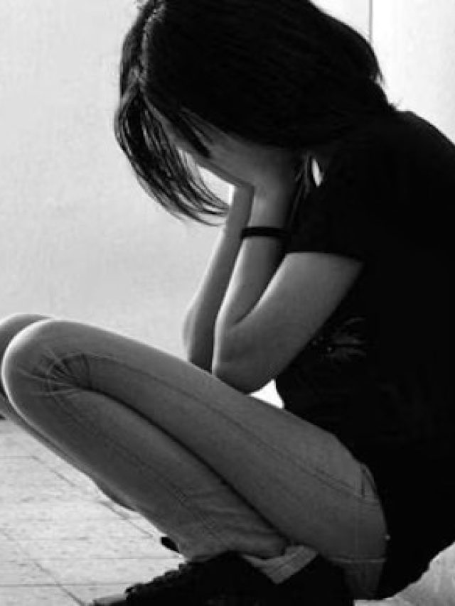 আত্মহত্যাপ্রবণ? অবসাদে ভুগছেন? এই খাবারগুলি খাইয়ে দিন আর ম্যাজিক দেখুন