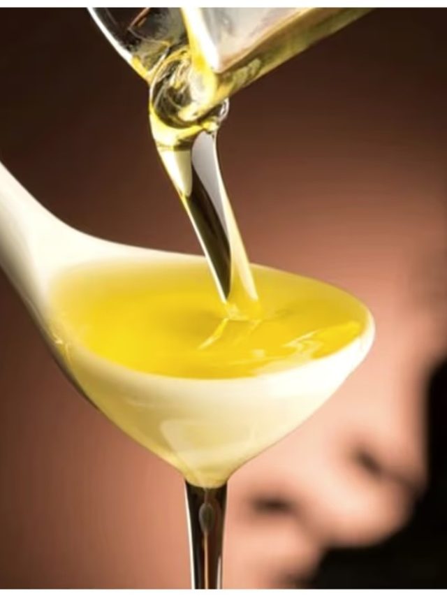 নারকেল তেলের শিশিতে ফেলুন এই পাতা, টাক ঢাকবে কুচকুচে  কালো চুলে