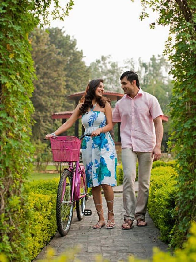 কেউ আপনাকে মনে মনে ভালবাসে? এই ৮ সিগন্যালেই বুঝে যাবেন