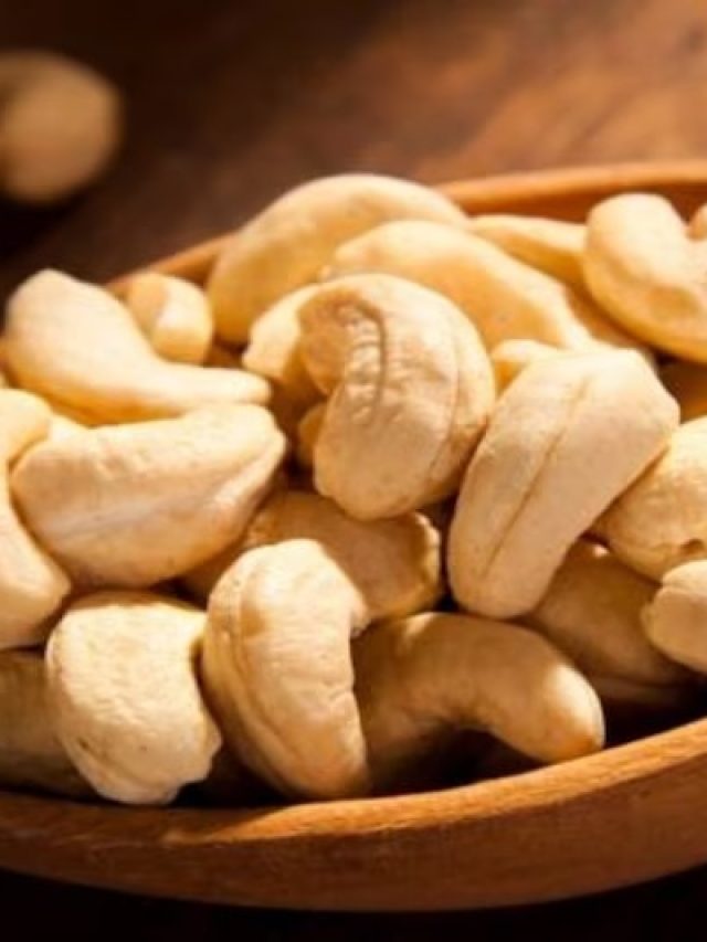 মুখে ঢোকান ২টো কাজু, তাতেই আজীবন যৌবন