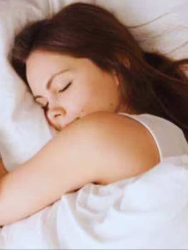 ঘুমনোর সময় বালিশের নীচে রাখুন এই জিনিস, পার্থক্য নিজেই বুঝবেন