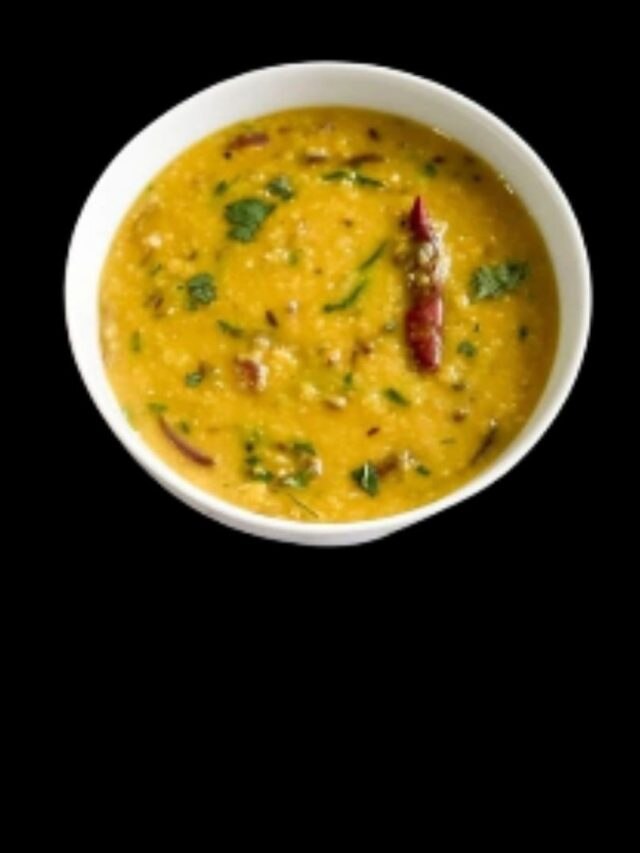 রান্নার সময় ডালে কখন নুন আর হলুদ দেবেন? বেশিরভাগই জানে না