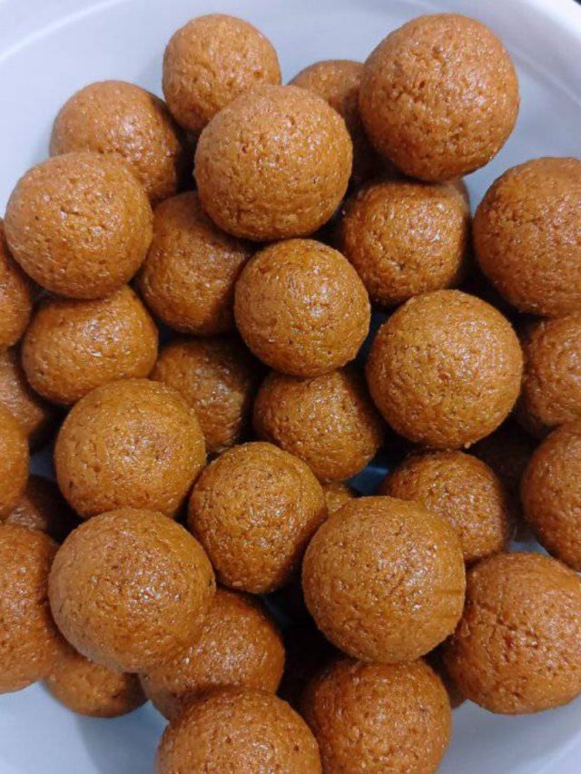 আখের নয়, এবার বানান খেজুরের গুড়ের নারকেল নাড়ু, রইল রেসিপি