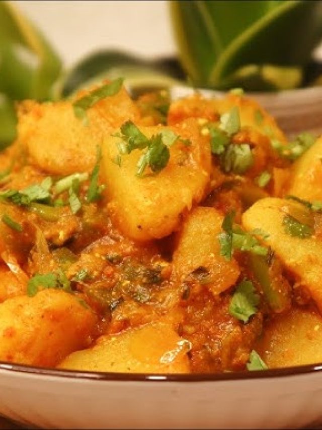 বাসি লুচিতে রোল করে খেতে লাগে দারুণ, শুকনো আলুর তরকারিটা শিখে নিন