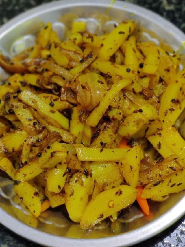 আগে নাকি পরে, আলু ভাজায় ঠিক কখন নুন দেবেন?