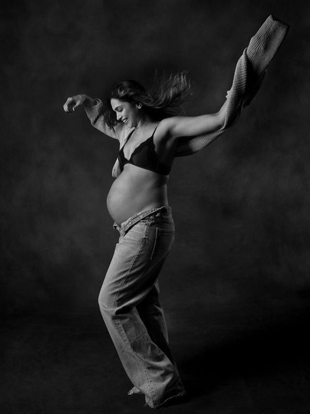 স্রেফ অন্তর্বাসে প্রেগন্যান্ট দীপিকার বোল্ড লুক, ফ্লন্ট করলেন বেবিবাম্প