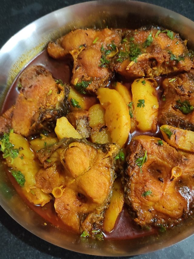 পটল-ঝিঙে দিয়ে কাতলার ঝোল, শেষে এটা দিলেই স্বাদ বাড়বে চারগুণ