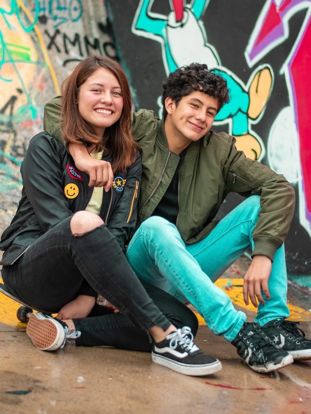 কেউ আপনার প্রেমে পড়েছে, এই ৭ লক্ষণেই বুঝে যাবেন