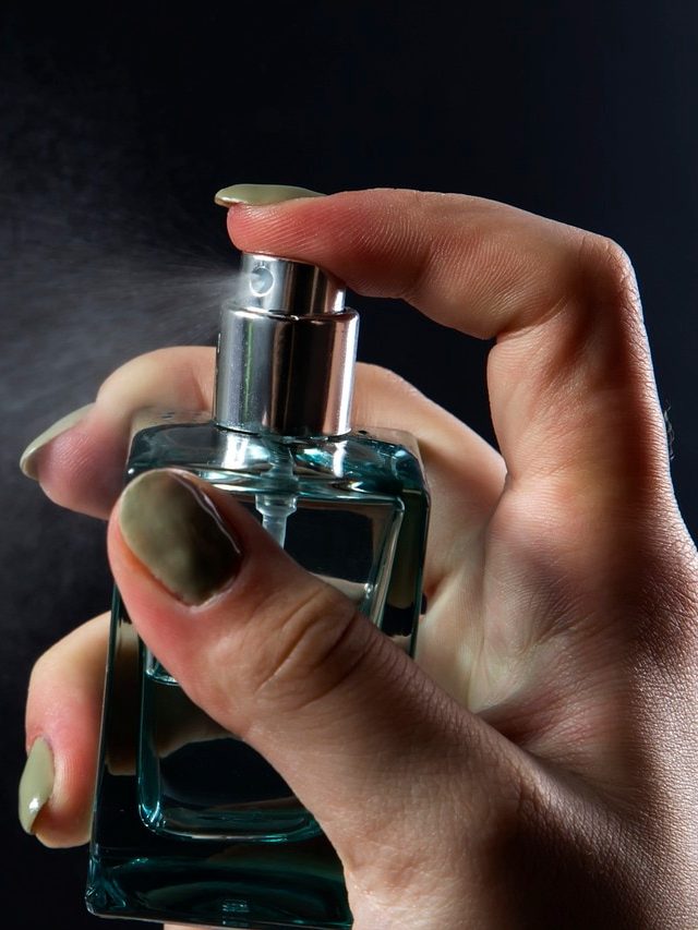 পারফিউম বা ডিও কোথায় লাগালে সবথেকে বেশি সুগন্ধ ছড়ায় জানেন?