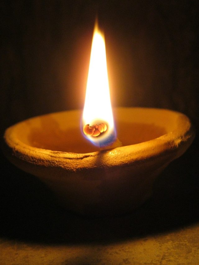 বাড়ির এই দিকে প্রদীপ জ্বালান, অর্থের অভাব দূর হবে