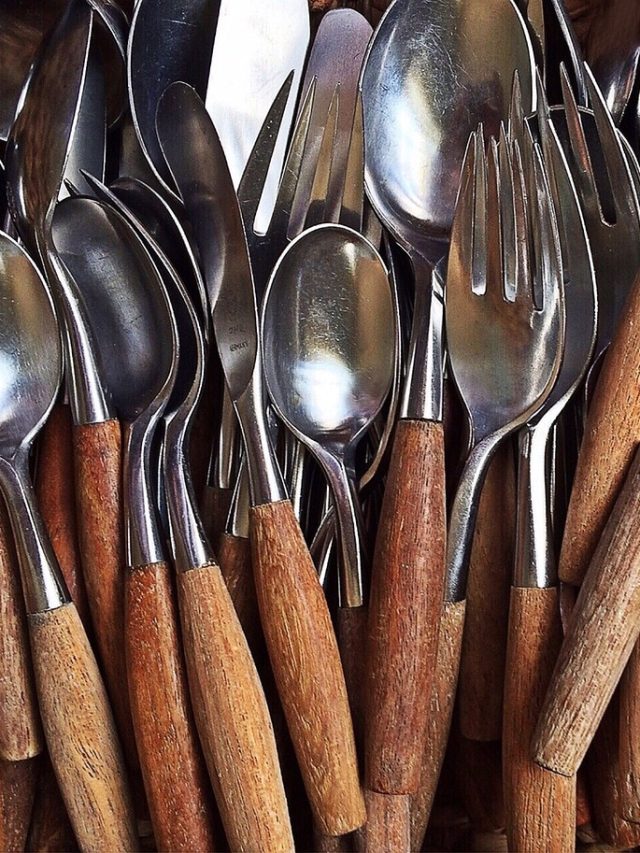 থালাবাসন পরিষ্কার করতে নাজেহাল? একটা আলুতেই হবে ঝকঝকে