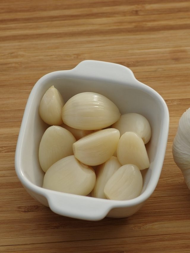 রসুন ছাড়িয়ে হাতে তীব্র গন্ধে জেরবার? এই ট্রিকে একফোঁটাও গন্ধ থাকবে না