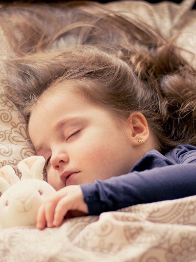 ছেলে-মেয়ের ঘুমিয়ে যাওয়ার পরও মা-বাবার এটা করা উচিত নয়