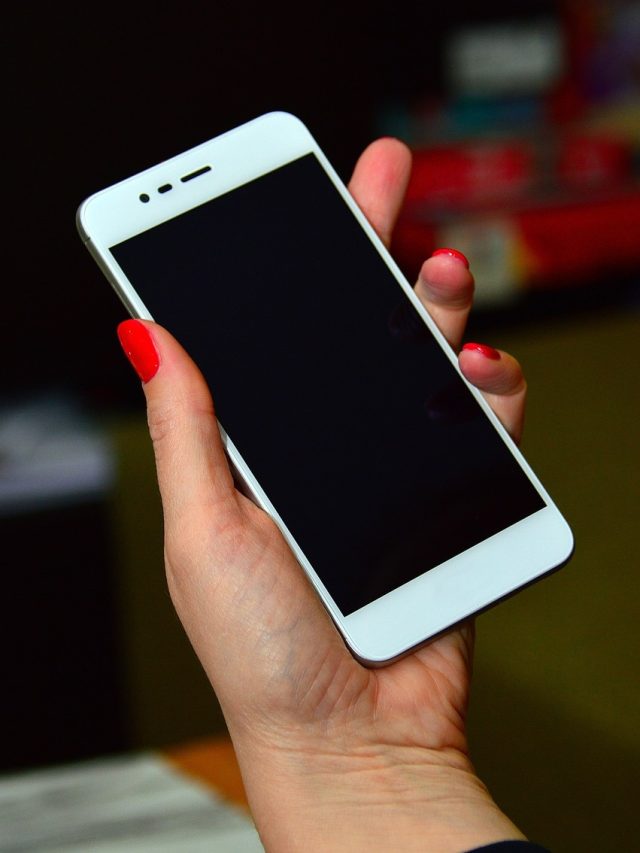 টাকা খরচ হবে না, মোবাইলের স্ক্রিন চকচকে করে দেয় রান্নাঘরের এই জিনিস