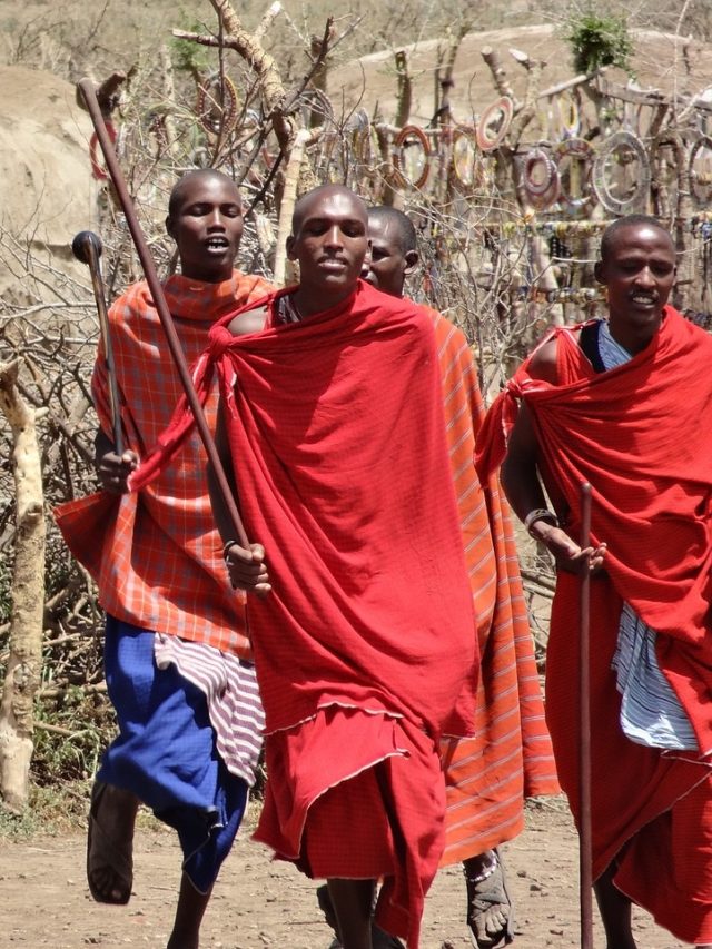 মুখে থুতু ছিটিয়ে সম্মান জানায়, এই উপজাতির কথা আগে শুনেছেন?