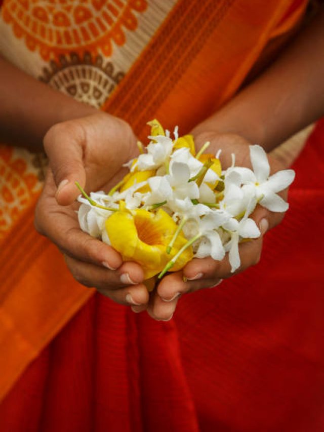 মন্দিরের পুজোর ফুল বাড়ির এই জায়গায় রাখুন, ব্যস! তাতেই খেলা হবে