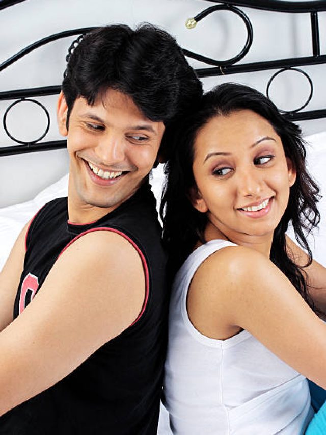 মেলামেশা করার ইচ্ছা হলে মেয়েরা এসব করে বোঝায়, ছেলেরা জেনে রাখুন