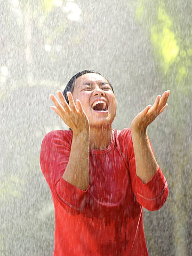 বৃষ্টির পরে মাটি থেকে সুন্দর গন্ধ বেরোয়,  কেন জানেন?