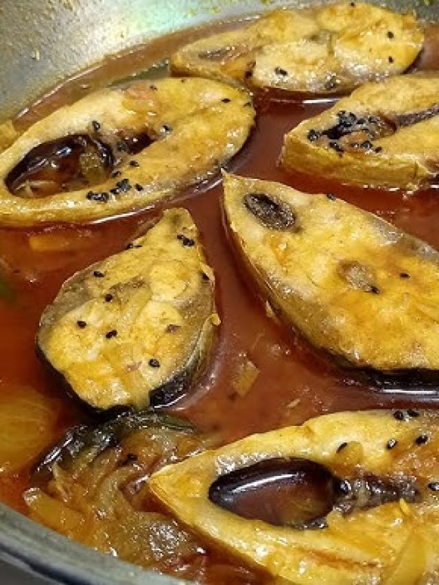 এক্কেবারে সাদামাটা ইলিশ, পাতে পড়তেই ভাত খাবেন দুহাতা বেশি