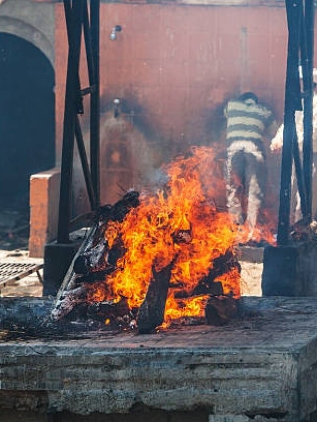 मृत्यु के बाद बेटा ही क्यों करता है अंतिम संस्कार? गरुड़ पुराण में बताई है ये वजह