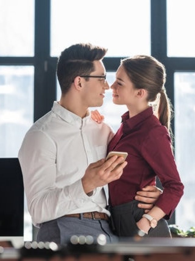 অফিসে সহকর্মীর সঙ্গে চুটিয়ে প্রেম করছেন নাকি? ঠিক করছেন তো