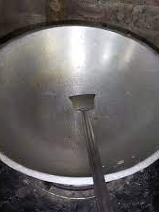 রান্না করতে করতে কড়াইতে খুন্তি ঠোকেন অনেকে, কেন বলুন তো?