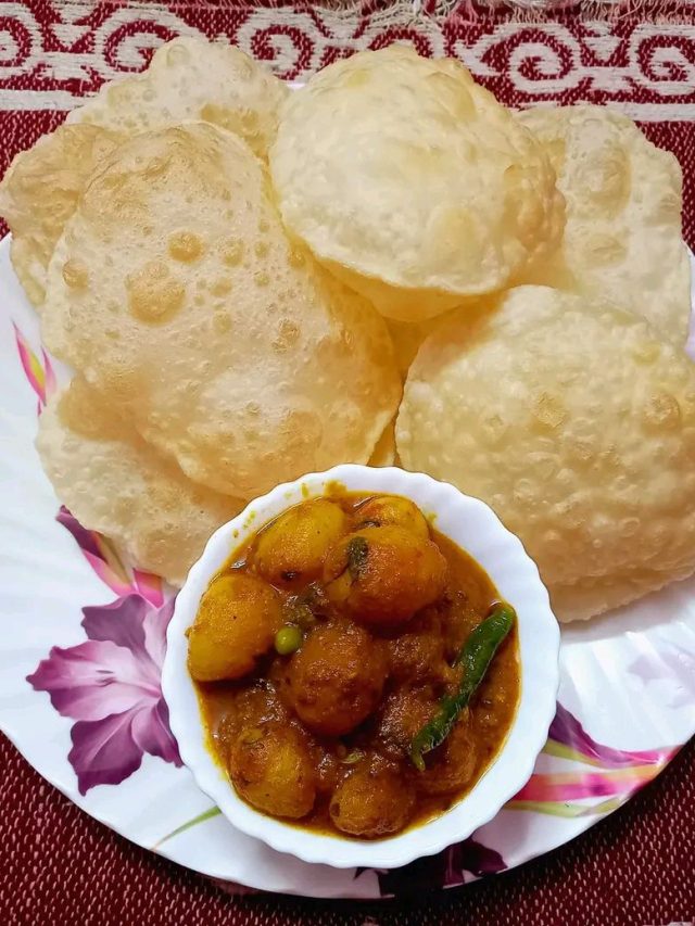 এমন ফুলবে ঠিক যেন ফুটবল, রইল পারফেক্ট লুচির ৪ কায়দা