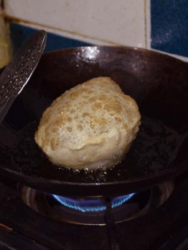 ছাঁকা তেলে ভাজলেও লুচিতে পাবেন না এক ফোঁটাও তেল, ট্রিকসটা জানেনই না