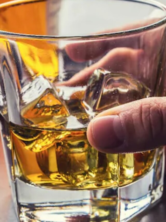 সোডা না জল, কোনটা দিয়ে RUM বা Whiskey খেলে ক্ষতি নেই?