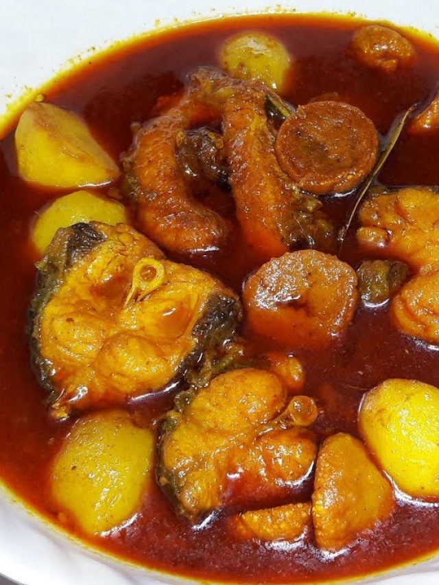 আলু-বড়ি দিয়ে কাতলার পাতলা ঝোল, বাঙালি বাড়িতে যেমনটা হয়