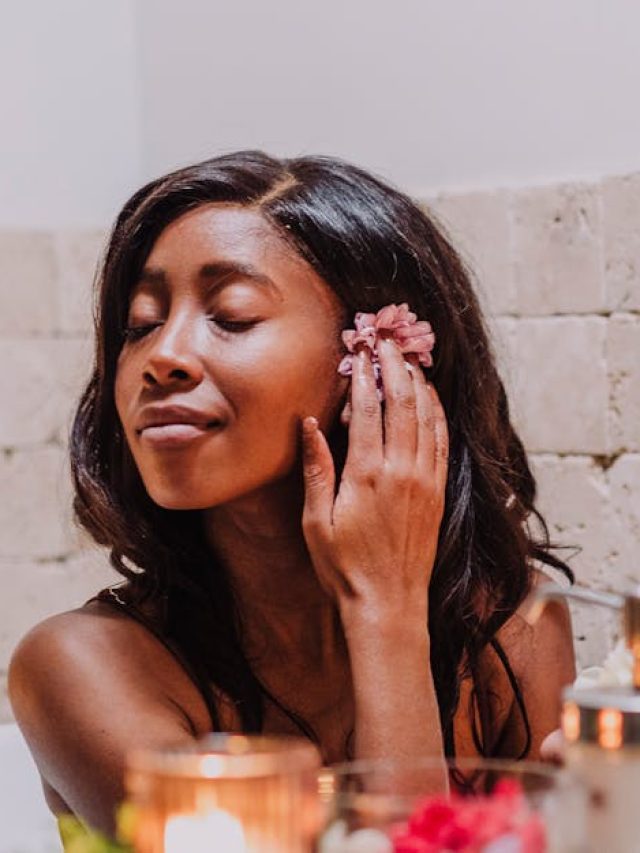 অ্যাস্ট্রিনজেন্ট আর টোনার কি এক? ত্বকের যত্নে কোনটা মাখবেন?